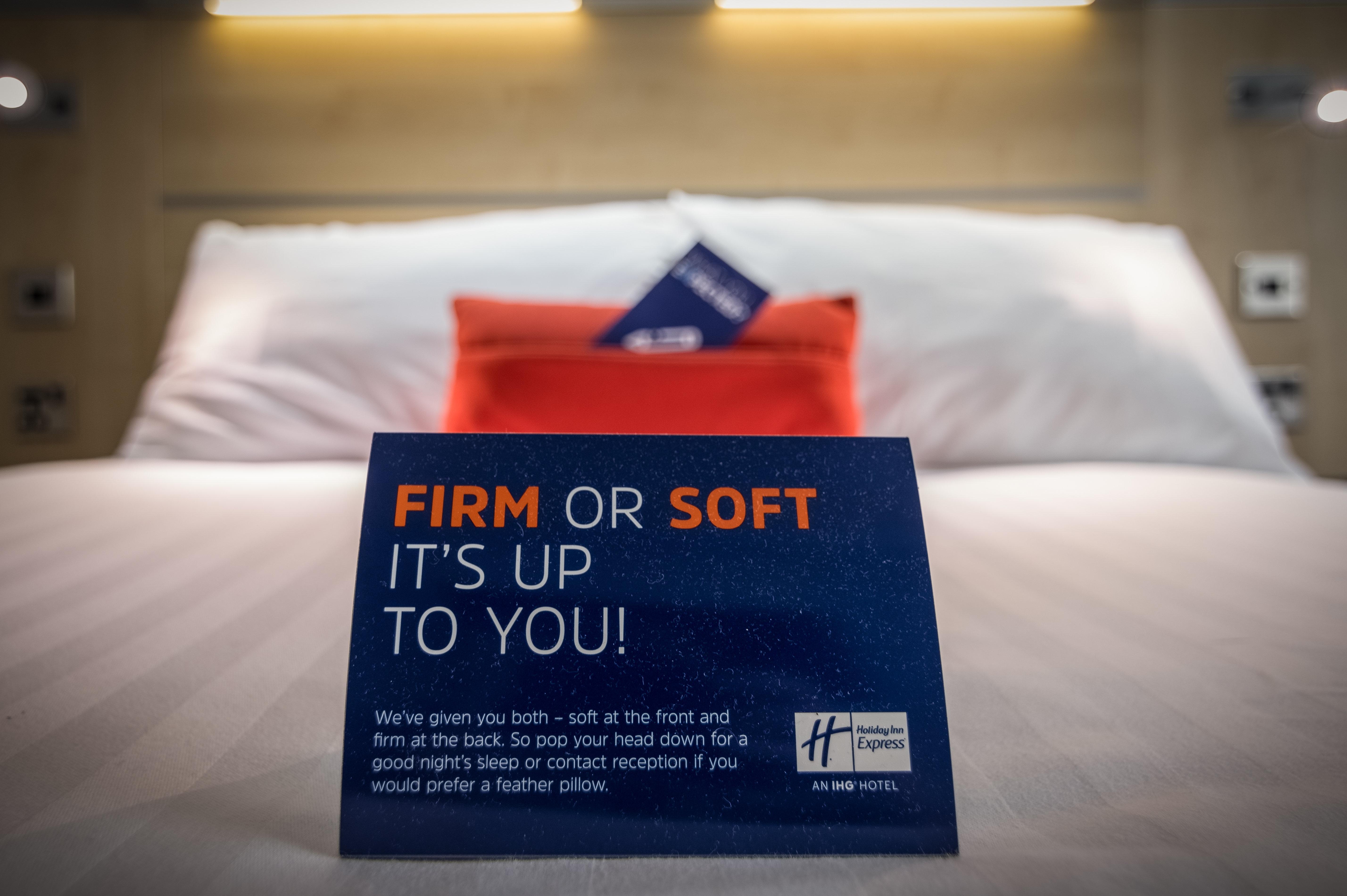 Holiday Inn Express Kettering By Ihg Exterior foto