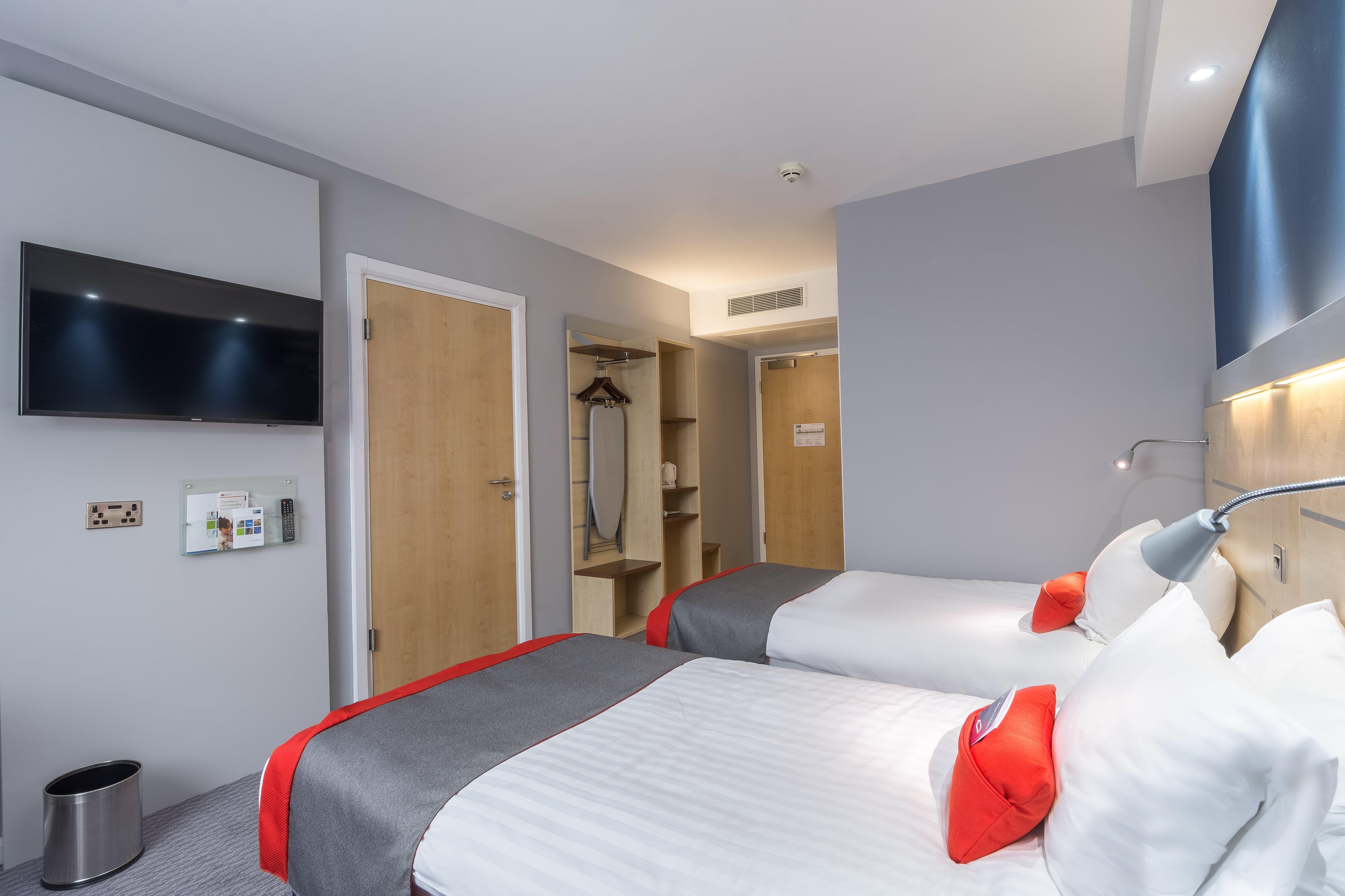 Holiday Inn Express Kettering By Ihg Exterior foto