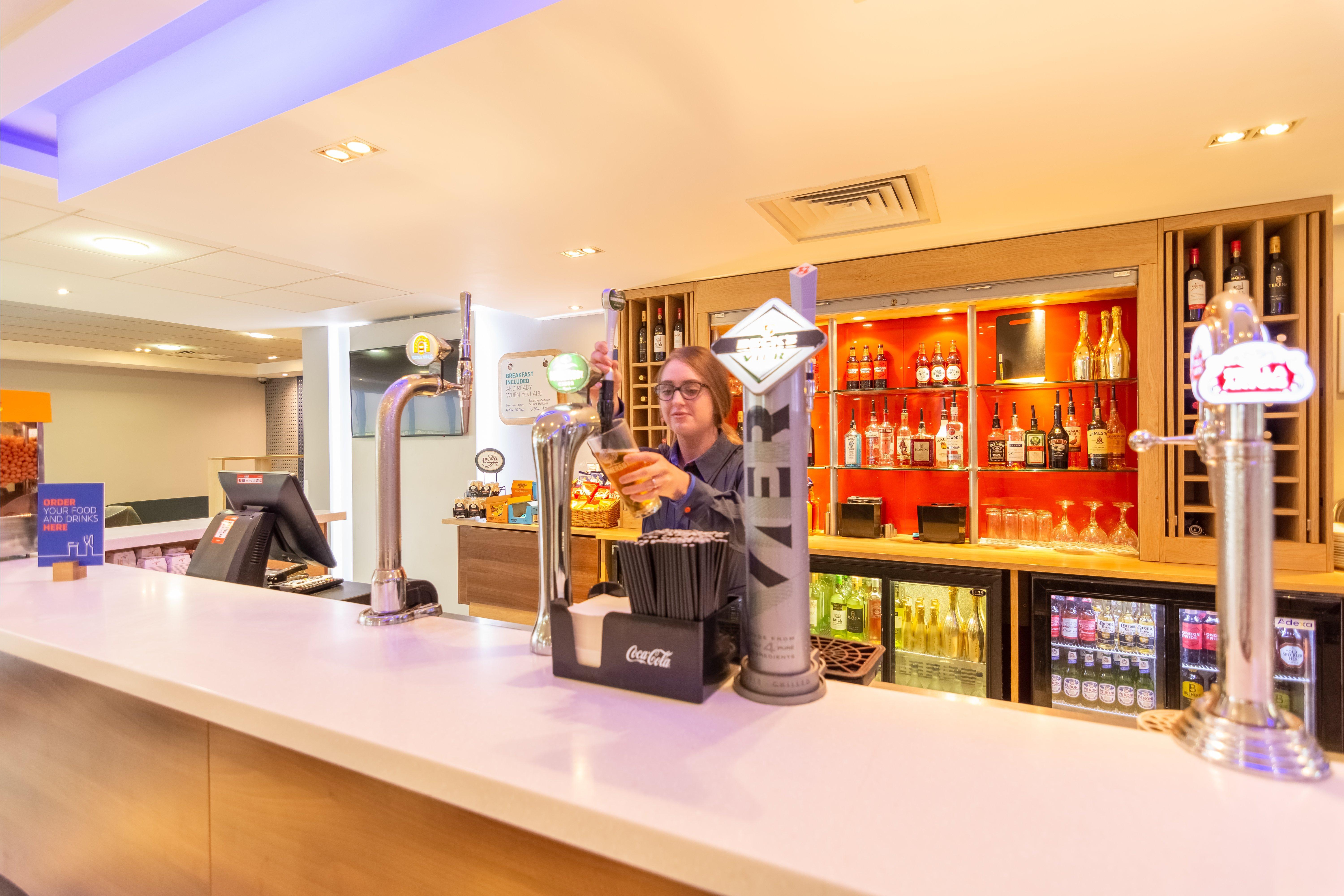 Holiday Inn Express Kettering By Ihg Exterior foto