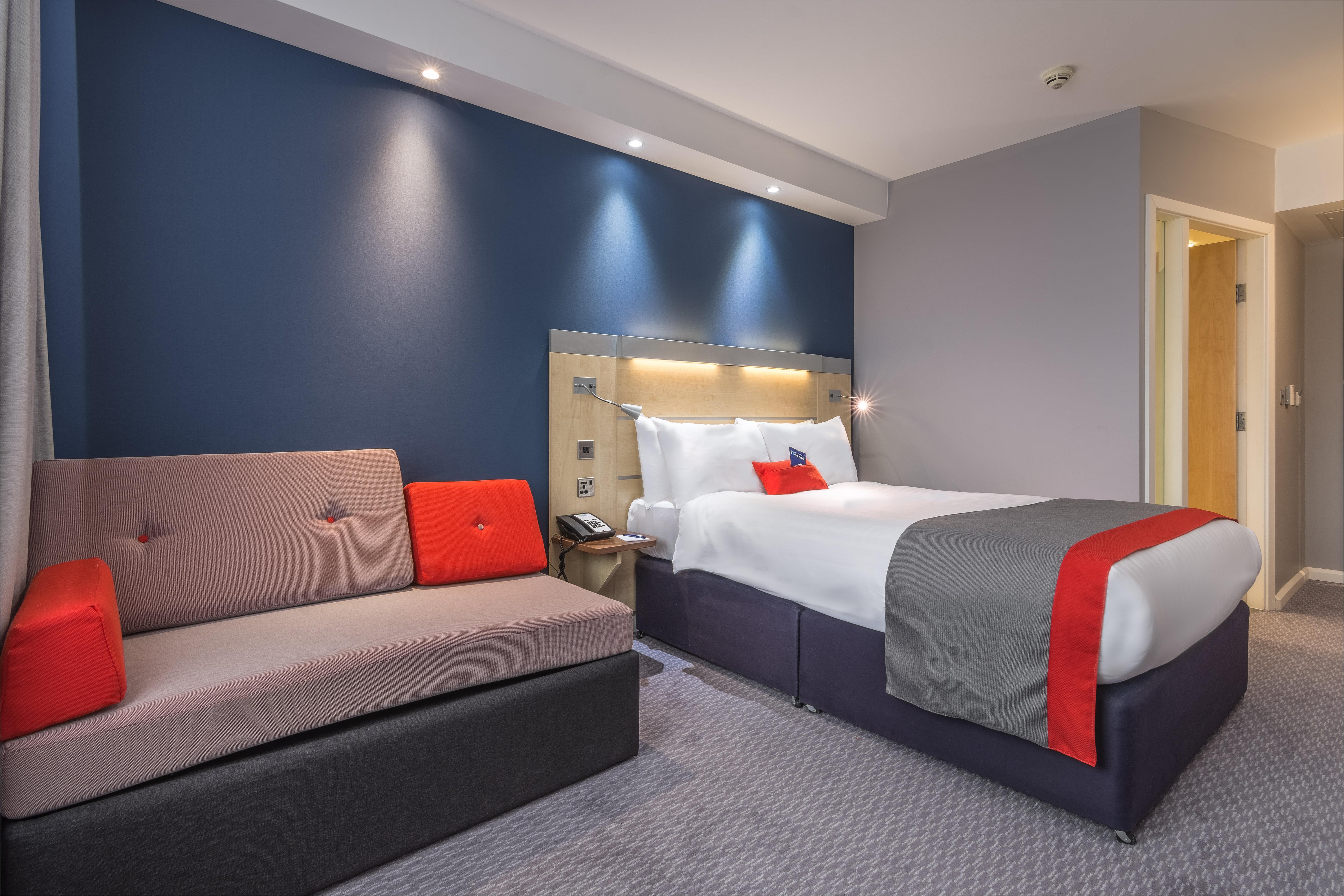 Holiday Inn Express Kettering By Ihg Exterior foto