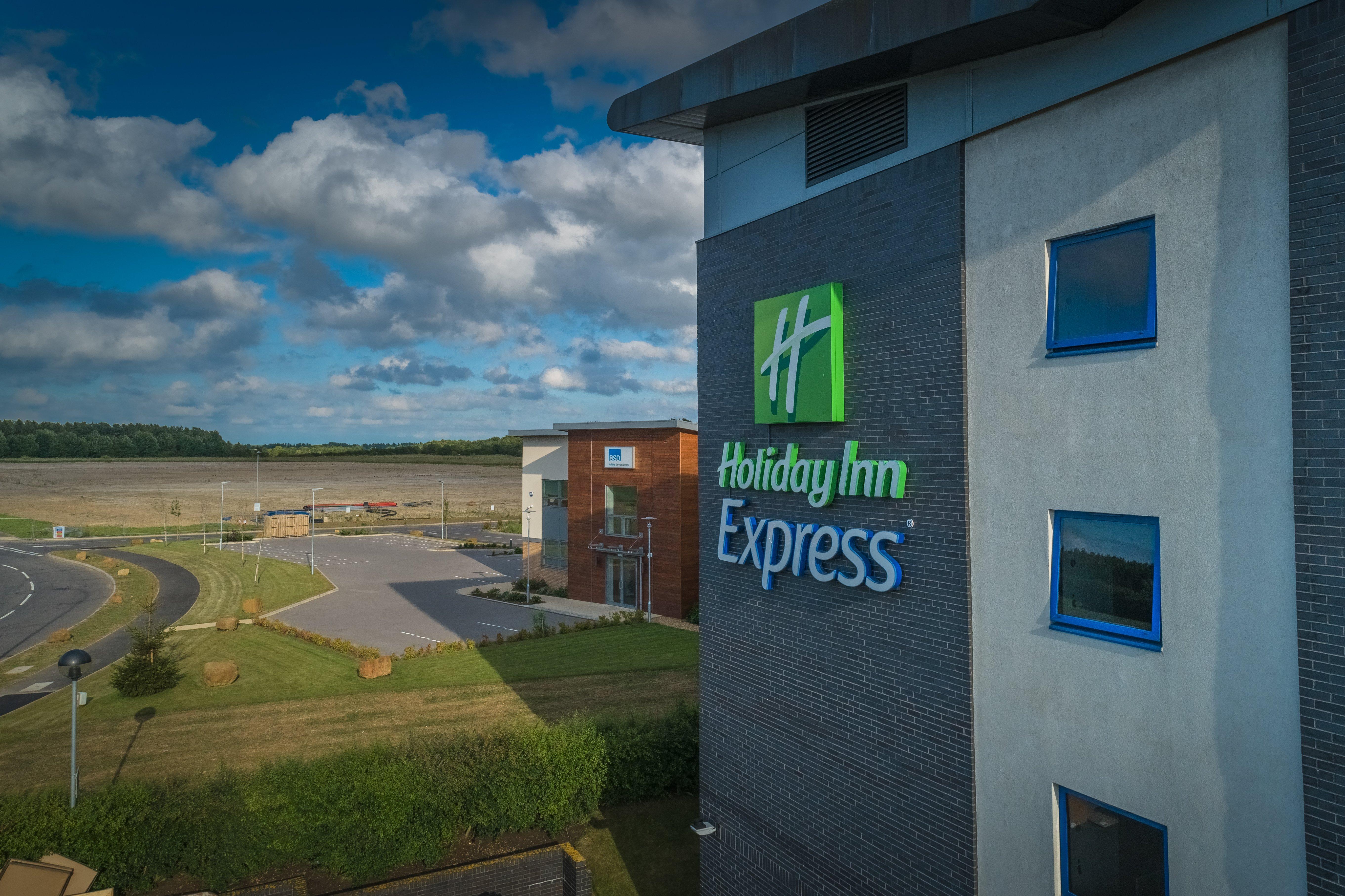 Holiday Inn Express Kettering By Ihg Exterior foto