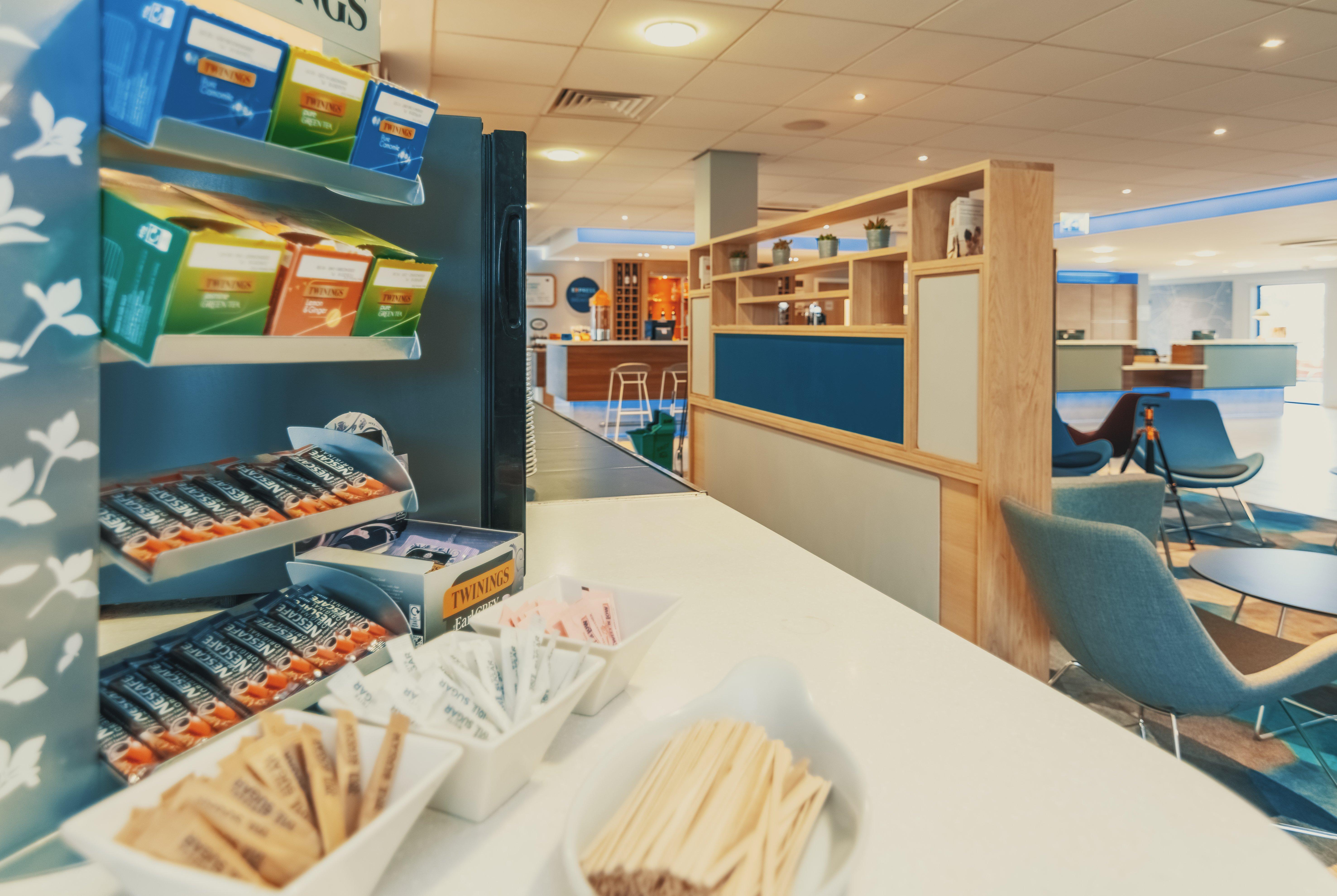 Holiday Inn Express Kettering By Ihg Exterior foto