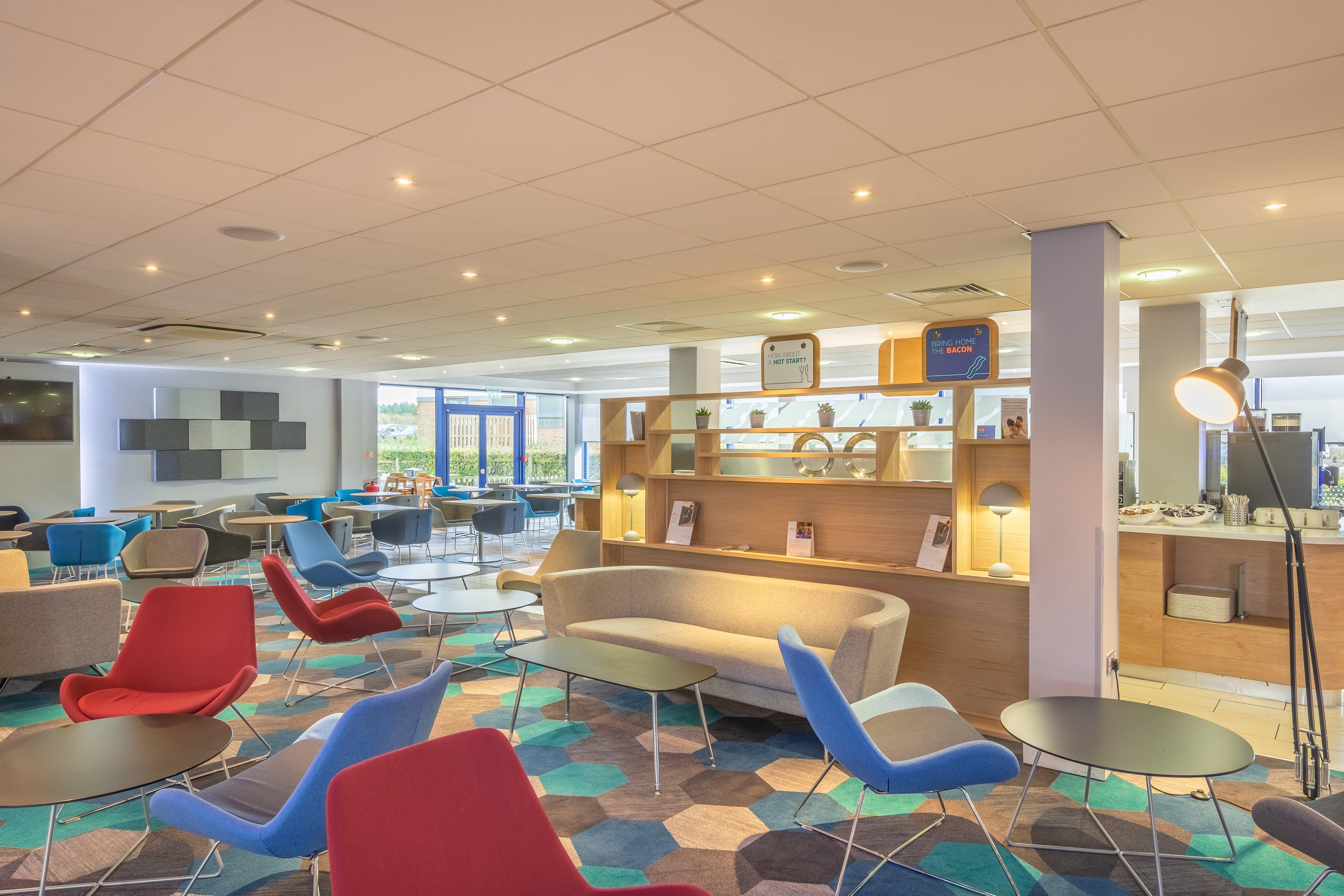 Holiday Inn Express Kettering By Ihg Exterior foto