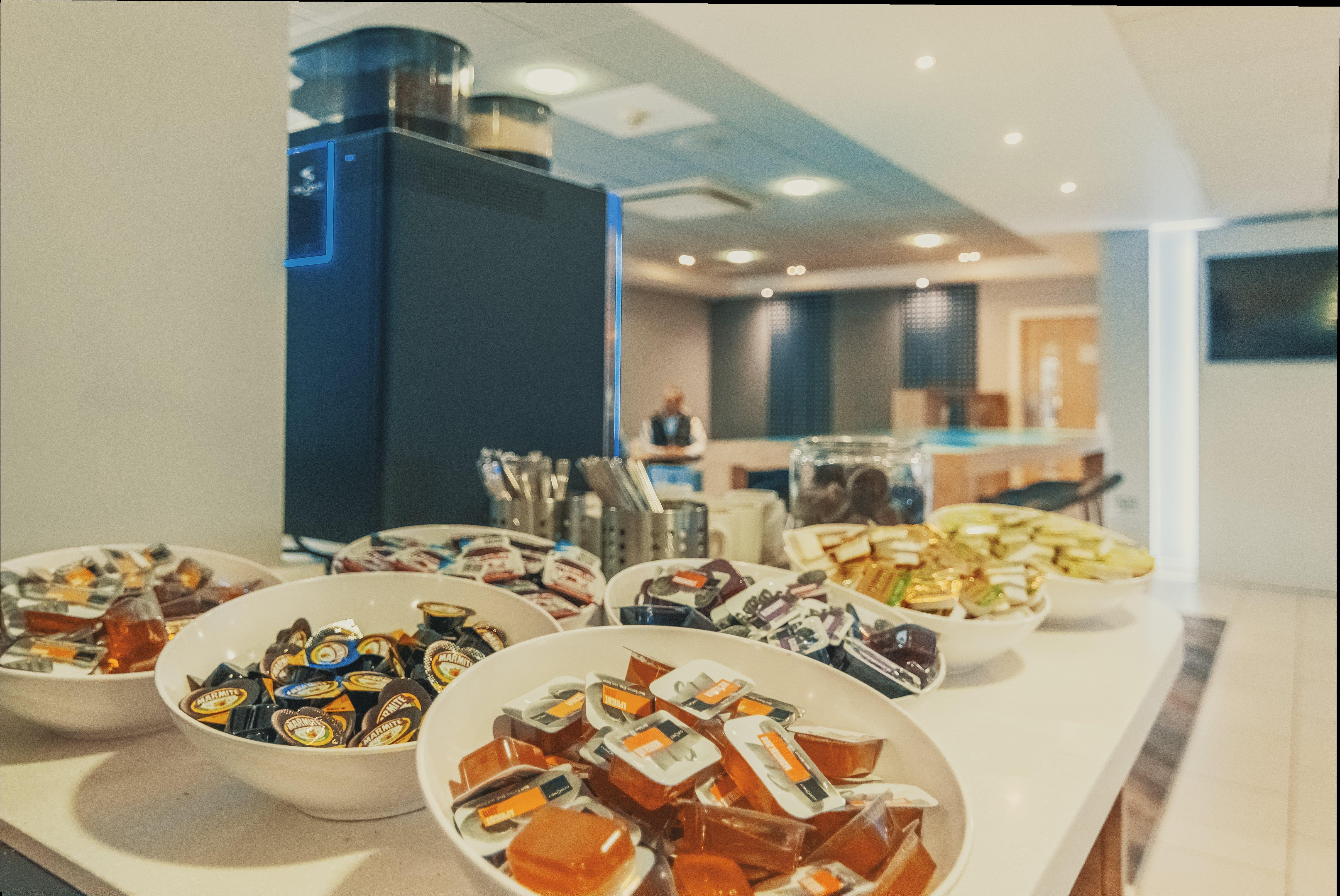 Holiday Inn Express Kettering By Ihg Exterior foto