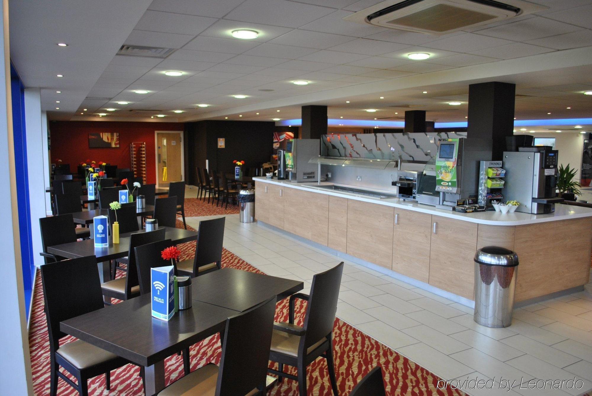 Holiday Inn Express Kettering By Ihg Exterior foto