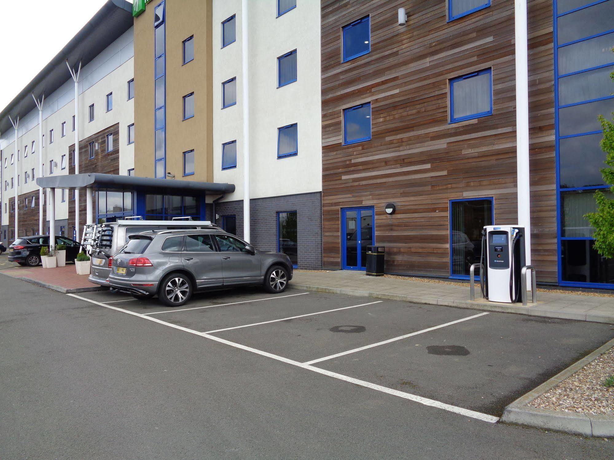 Holiday Inn Express Kettering By Ihg Exterior foto