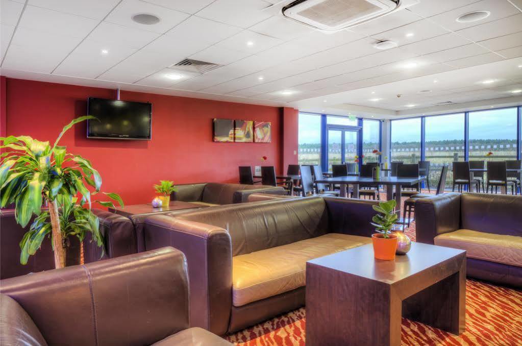 Holiday Inn Express Kettering By Ihg Exterior foto